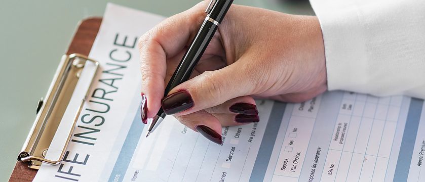 Bildquelle: https://www.pexels.com/photo/person-holding-pen-writing-on-life-insurance-paper-938958/ Bildquelle: https://www.pexels.com/photo/person-holding-pen-writing-on-life-insurance-paper-938958/