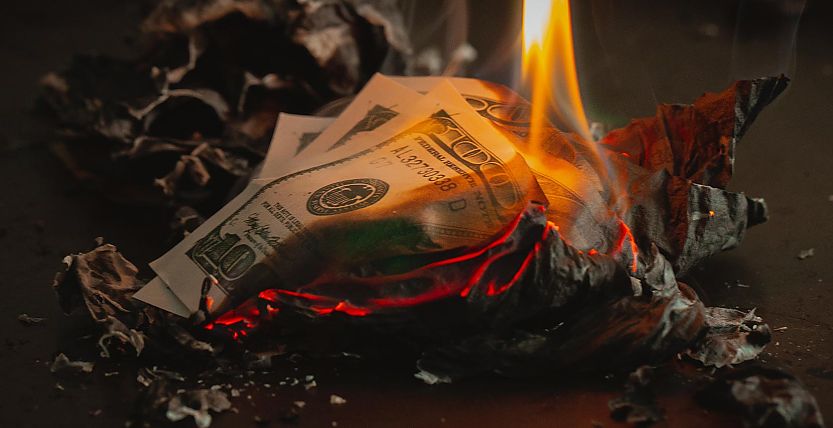 Geld verbrennen mit falschen Markenentscheidungen - Photo by Jp Valery on Unsplash Geld verbrennen mit falschen Markenentscheidungen